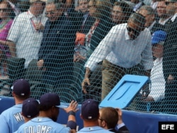 Obama saluda a los jugadores antes del inicio del juego de béisbol entre el equipo de Cuba y los Rayos de Tampa Bay.