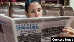 Leyendo Juventud Rebelde en Cuba.
