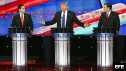 Donald Trump y sus rivales cubanoamericanos Ted Cruz (der.) y Marco Rubio (Izq,) en debate de aspirantes republicanos a la Casa Blanca.