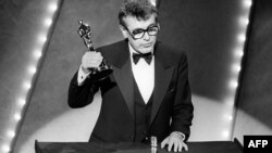 Milos Forman recibe el Oscar por "Amadeus"en 1985.
