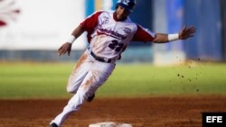 Leury García de los Tigres de República Dominicana corre a tercera base