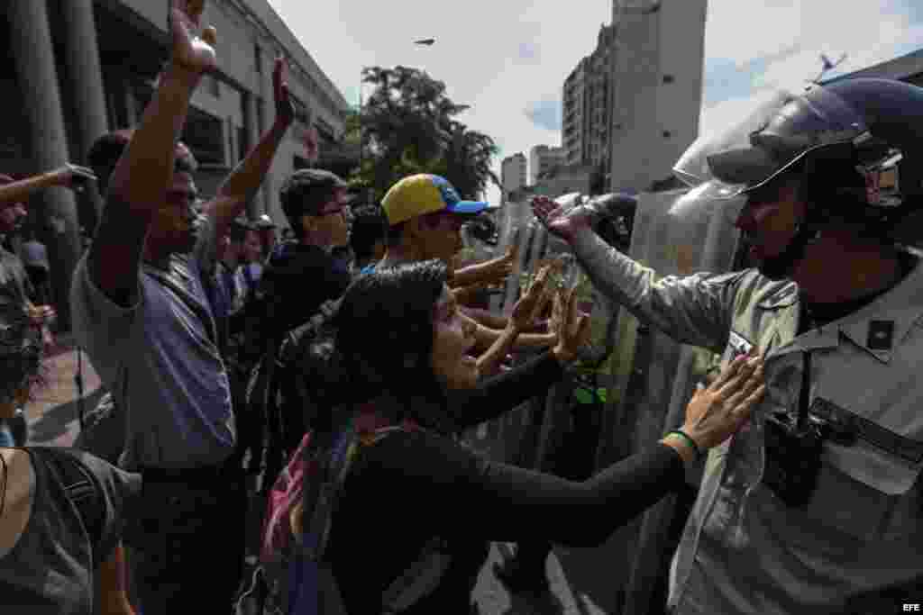 Estudiantes se manifiestan en rechazo a la decisión del Tribunal Supremo de asumir las competencias del Parlamento, hoy, viernes 31 de marzo de 2017, en Caracas (Venezuela). EFE/Cristian Hernández