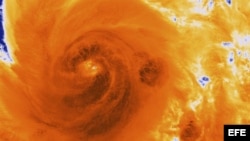 Imagen por satélite del huracán Sandy, cedida por la Administración Nacional de Océanos y Atmósfera (NOAA, en sus siglas en inglés) del 25 de octubre de 2012.