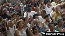 Cubanos portan biblias. Foto: Cortesía, International Mission Board.
