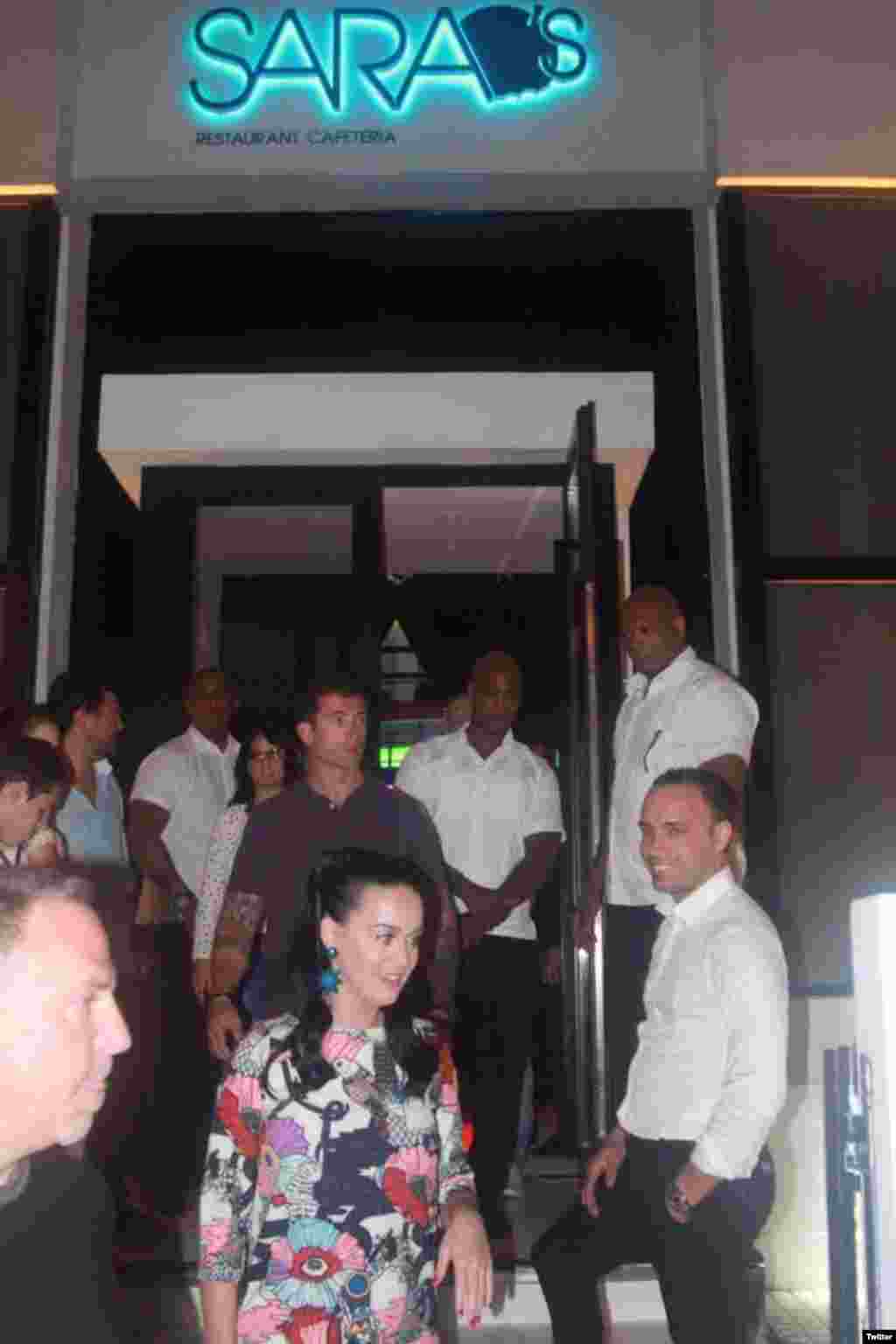 Perry a su salida del bar privado de La Habana donde estuvo con Mariela Castro.