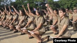 Jóvenes cubanas jurando tras graduación en escuela militar