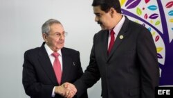 Nicolás Maduro recibe al gobernante cubanoi Raúl Castro, a su llegada a la cumbre en isla Margarita.