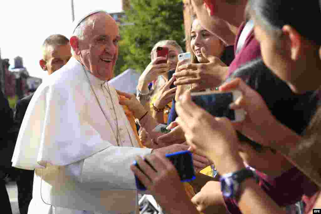 El Papa Francisco habla con los niños durante su visita a la escuela Nuestra Señora Reina de los Angeles. EFE