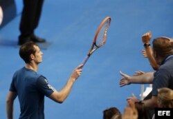 El tenista escocés Andy Murray regala su raqueta rota a uno de sus seguidores tras ganar contra el francés Stephane Robert.