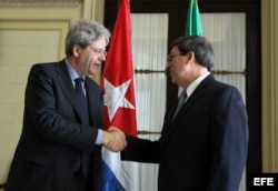 El entonces canciller Gentiloni saluda a su homólogo cubano Bruno Rodríguez durante una visita oficial a Cuba, en marzo de 2015.