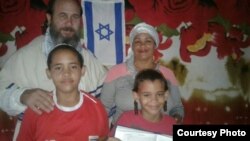 Olaine Tejada junto a su familia.
