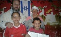 Olaine Tejada, junto a su hijo Leosdán y otros miembros de la familia.
