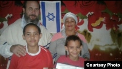 Olaine Tejada, junto a su familia.