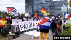 Manifestación de cubanos en Estrasburgo Francia, ante la sede del Parlamento Europeo.