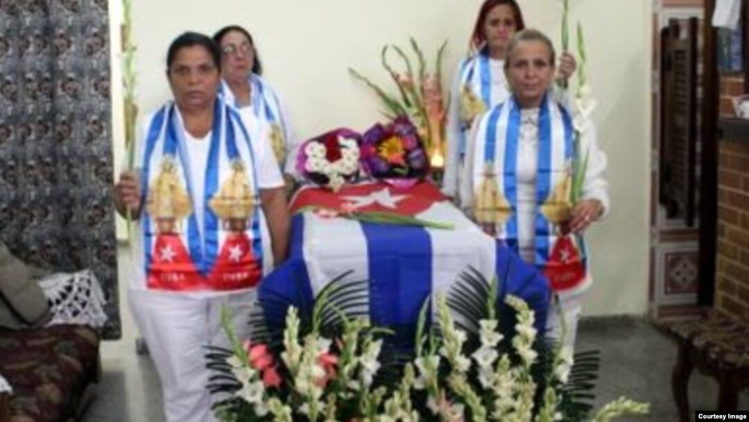 Damas de Blanco rinden tributo a Ada María López.