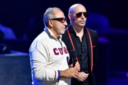 Emilio Estefan junto a Pitbull en la entrega de Premios Juventud 2021.