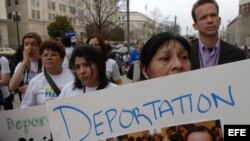 Miembros del Movimiento por una Reforma para la Inmigración Igualitaria se manifiestan 