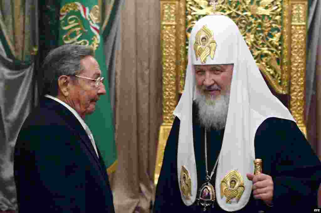 2009 - Raúl Castro es el primer líder extranjero que se entrevista con Kirill, tras ser nombrado patriarca de la Iglesia Ortodoxa.