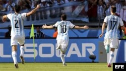 El delantero argentino Lionel Messi (c) celebra con sus compañeros Ezequiel garay (i) y Federico Fernández (d), durante el partido Argentina-Irán, del Grupo F del Mundial de Fútbol de Brasil 2014, en el Estadio Mineirão de Belo Horizonte, Brasil, hoy 21 d