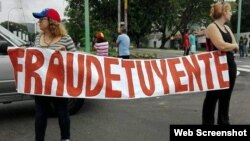 Opositores protestan contra la Constituyente de Maduro.