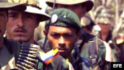 Miembros de la guerrilla de las FARC en formación. 