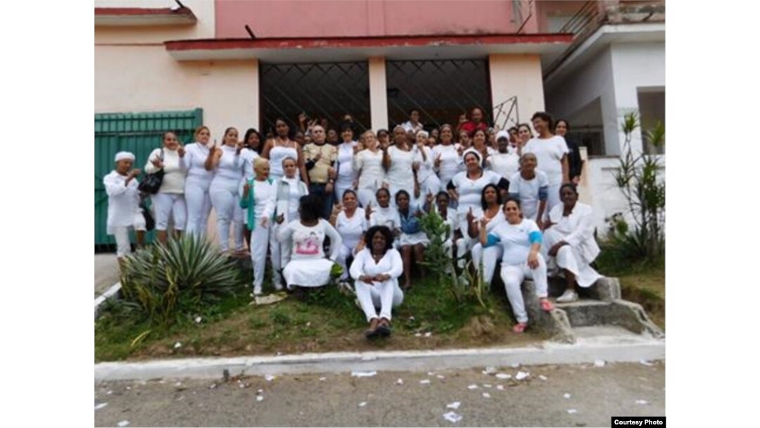 Damas de Blanco frente a la sede del grupo en Lawton, donde solían realizar su Té Literario. (Foto: Angel Moya)