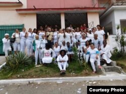 Damas de Blanco frente a la sede del grupo en Lawton, donde solían realizar su Té Literario. (Foto: Angel Moya)