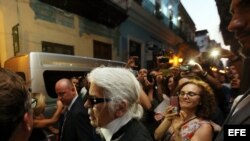 Muestra de fotos previo al desfile de Chanel en La Habana.
