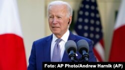 El presidente Joe Biden escucha durante una conferencia de prensa con el primer ministro japonés Yoshihide Suga en el jardín de rosas de la Casa Blanca, el viernes 16 de abril de 2021. Foto: AP Photo/Andrew Harnik/Archivo.