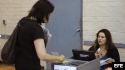 Una mujer vota en un colegio electoral en California.