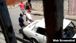 Momento de la detención de Ebert Hidalgo Cruz. (Captura de video/UNPACU)