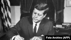 El presidente John Fitzgerald Kennedy firma una orden sobre Cuba en la Casa Blanca en octubre de 1962. AFP FILES 