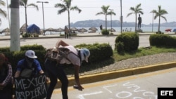 Protesta por las calles del puerto de Acapulco (México) para exigir la presentación con vida de los 43 estudiantes.