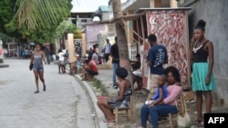 El domingo en la tarde, familias haitianas permanecían fuera de sus hogares por temor a más réplicas del terremoto ocurrido el sábado 6 de octubre de 2018 en Port-de-Paix.