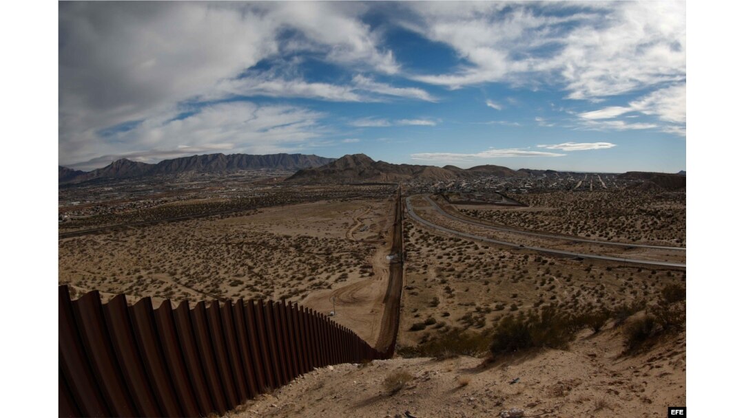 Vista general de hoy, miércoles 25 de enero de 2017, de la barda fronteriza que divide al estado de Texas - Nuevo México (i) y Ciudad Juárez (México) (d).
