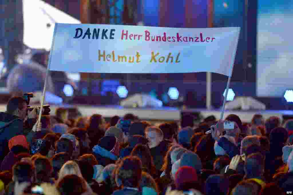 Gracias Señor Canciller Helmut Kohl, decía una pancarta. 