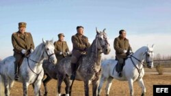 Kim Jong-un (c) montando a caballo durante una visita a un centro de entrenamiento de una compañía de caballería del Ejercito de Corea del Norte. 