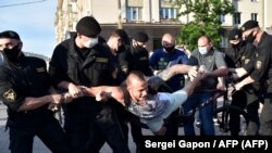 La policía en Minsk arresta a un manifestante el 19 de junio de 2020