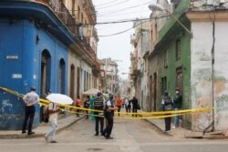 La policía controla la entrada a un barrio de La Habana con brote de coronavirus. REUTERS/Stringer