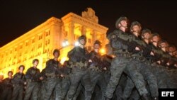 Soldados ucranianos marchan durante en un ensayo de un desfile militar, con motivo del Día de la Independencia de Ucrania, en la Plaza de la Independencia en el centro de Kiev (Ucrania).