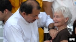 El presidente de Nicaragua Daniel Ortega entrega, la orden Independencia Cultural Rubén Darío a Margot Honneker (2008). Archivo.