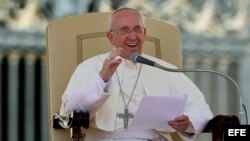El papa Francisco saluda a los fieles durante la audiencia general de todos los miércoles en la plaza de San Pedro en el Vaticano 
