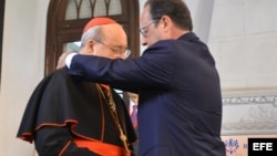El presidente de Francia François Hollande otorga al cardenal cubano Jaime Ortega la Orden de Comendador de la Legión de Honor.