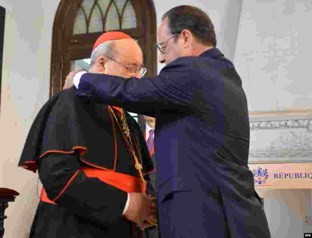 El presidente de Francia, Francois Hollande, otorga al cardenal cubano Jaime Ortega la Orden de Comandante de la Legión de Honor.