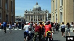 Peregrinos polacos pasean por la plaza de San Pedro del Vaticano