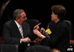Raúl Castro (i) y Dilma Rousseff (d), el 2 de diciembre de 2011 en Caracas.