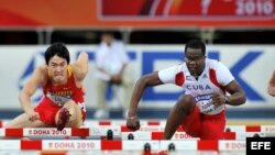 Imagen de archivo del cubano Dayron Robles contra el chino Liu Xiang en la final del Mundial de Atletismo de Doha, Qatar (2010)