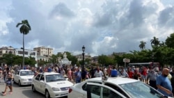 Dos menores de edad fueron detenidos y esposados durante las manifestaciones en Cuba