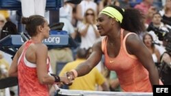 Serena Williams felicita a Roberta Vinci (d-i).