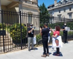 Exiliados cubanos en protesta frente a la Embajada de Cuba en DC./ Cortesía de Andrés Martinez.